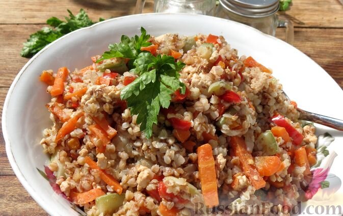 крупа гречневая, фарш мясной, кабачки, помидоры, перец болгарский красный, морковь, лук репчатый, масло растительное, соль, перец чёрный молотый