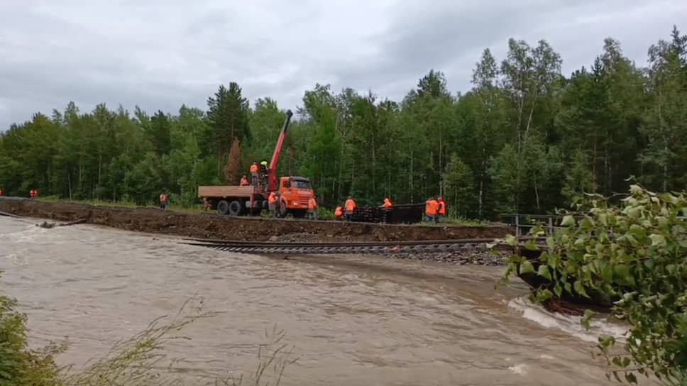 Фото: Правительство респ. Бурятия📷В Бурятии из-за размытия БАМа застряли 290 пассажиров поездов