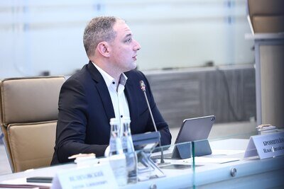    Министр образования Московской области Илья Бронштейн на совещании губернатора Московской области Андрея Воробьева с руководящим составом правительства Московской области и главами городских округов © Антон Чернов, «Подмосковье Сегодня»