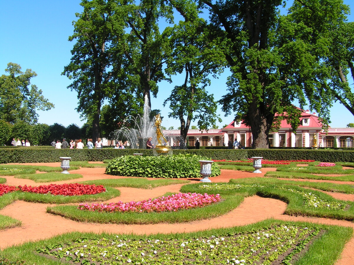 Фонтан Колокол у петровского дворца Монплезир