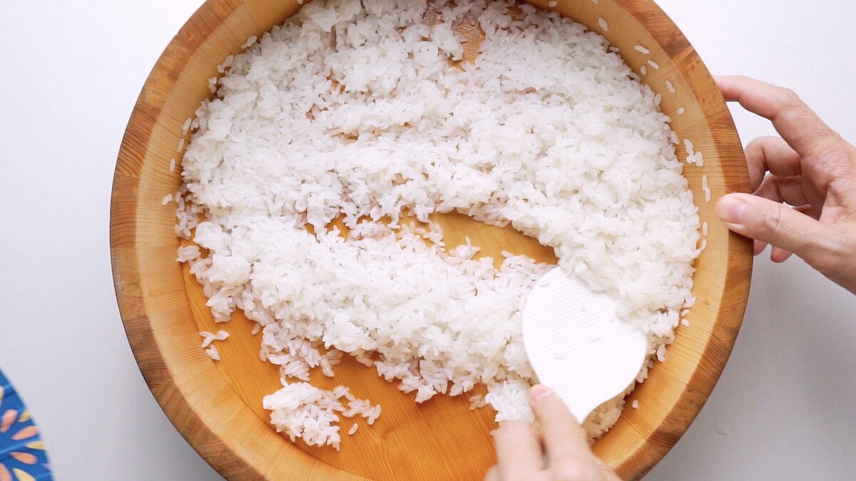 Демонстрация приема «нарезания» риса ребром лопаточки. Крупа смешивается в специальной японской чаше для риса. 
