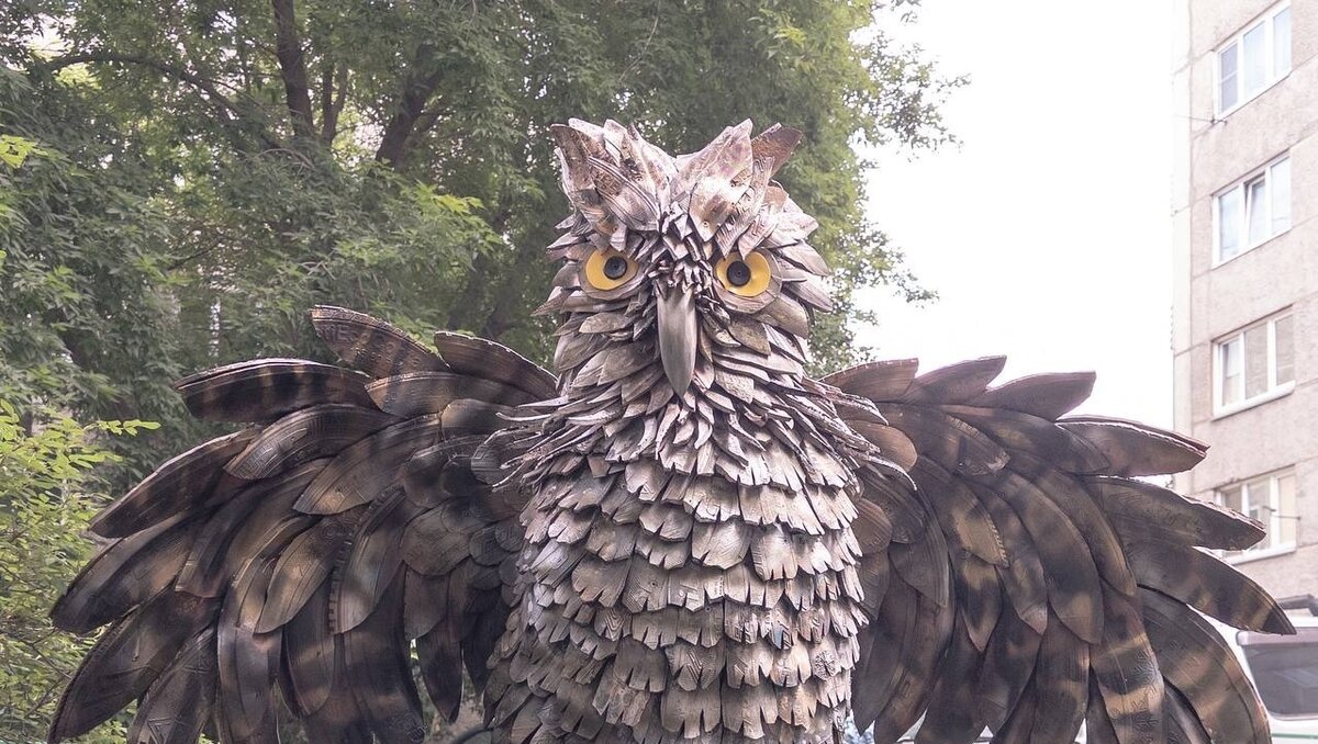     Российский фотограф Дмитрий Марков, который специализируется на снимках из «российской глубинки», показал необычные скульптуры из покрышек в одном из красноярских дворов.