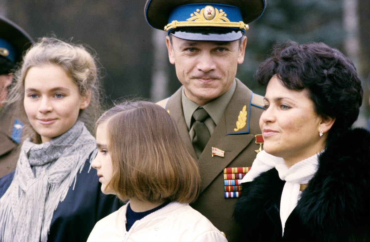 Фото Александра Моклецова (РИА): Джанибеков с семьей после завершения своего самого опасного полета на корабле «Союз Т-13». 1985 год. 