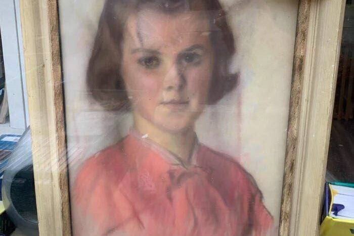     Жуткий портрет маленькой девочки пугает британцев: его уже несколько раз возвращали обратно в магазин