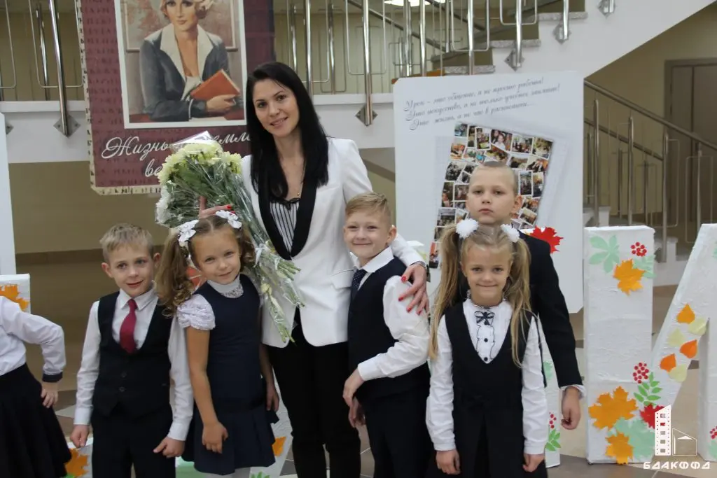 Учитель начальных классов Боровлянской средней школы №3 Е.С. Быкова со своими новыми учениками в День знаний, деревня Лесковка, Минская область, 1 сентября 2018 г.