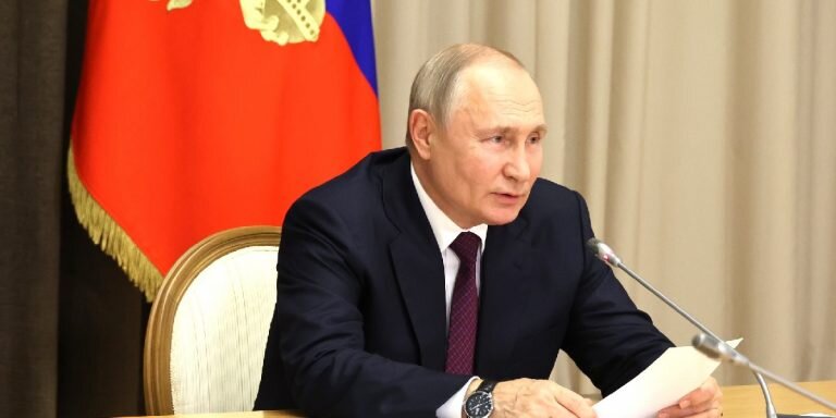 Фото: с сайта Кремля (http://static.kremlin.ru/media/events/photos/big2x/jcr1UtdsfOOXrk9GMGKEfCJJ21TwOdFv.jpg)