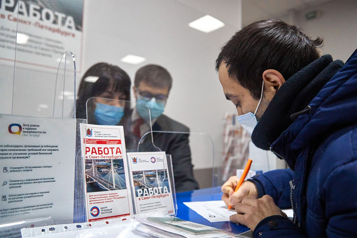 Москве документ мигрантами. Центр для мигрантов. Мигранты в миграционных центрах. Трудоустройство мигрантов. Центр занятости мигранты.