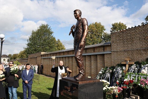    Памятник солисту группы «Ласковый май» Юрию Шатунову на его могиле на Троекуровском кладбище