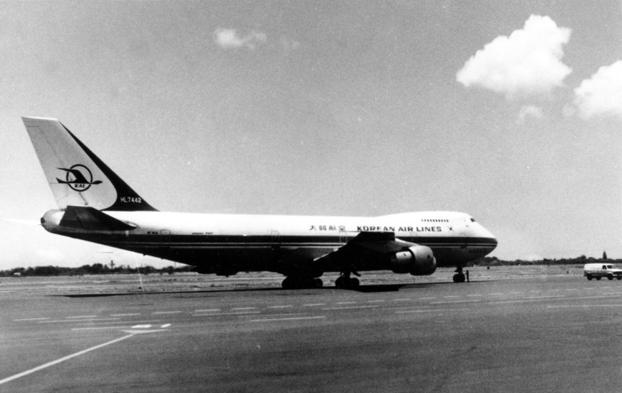 © ASSOCIATED PRESS/East News / AP Photo1 из 2 Боинг-747 на взлётно-посадочной полосе Гавайского аэропорта в 1982 году. Именно этот самолёт был сбит 1 сентября 1983 г. советским истребителем, в результате чего погибли все 269 человек, находившихся на борту.