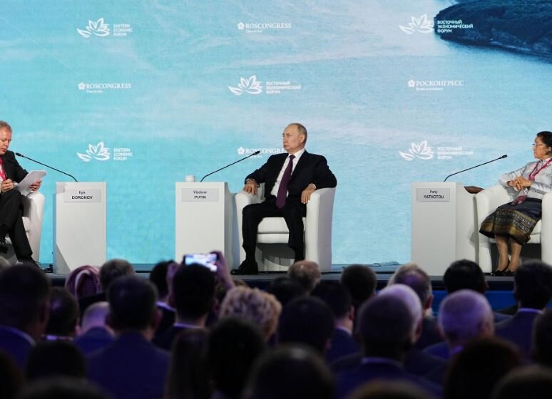 Путин отвечает на вопросы модератора на Восточном экономическом форуме (иллюстрация из открытых источников)