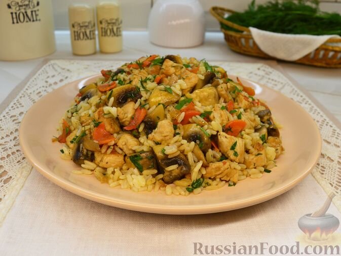 рис длиннозёрный, филе индейки, шампиньоны, лук репчатый, морковь, зелень петрушки, зелень укропа, масло растительное, соль, перец чёрный молотый