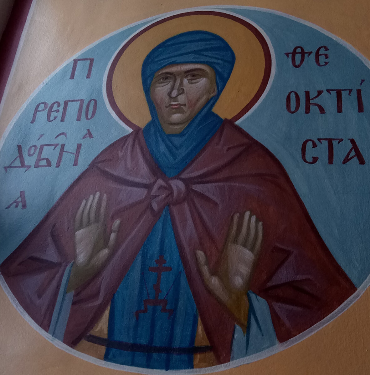 Храм Успения Пресвятой Богородицы "за верхом" г. Калуга. На откосе окна в приделе преподобного Серафима Саровского находится роспись с ликом преподобной Феоктисты, написанной в монашеском облачении, Ладони, раскрытые на груди, символизируют как жест приятия благодати, или как молитвенное обращение к Богу.