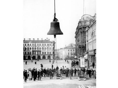 НА ФОТО — СНЯТИЕ КОЛОКОЛА С ЦЕРКВИ ПАРАСКЕВЫ ПЯТНИЦЫ В ОХОТНОМ РЯДУ В 1925 ГОДУ