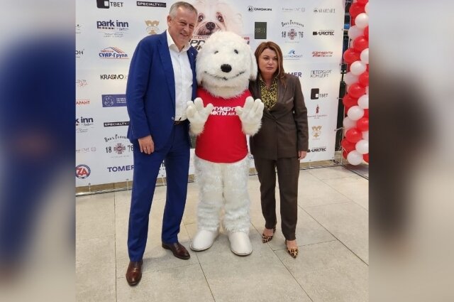    Ирина и Александр Дрозденко вместе с символом «АиФ». Фото: Из личного архива Ирины Дрозденко.