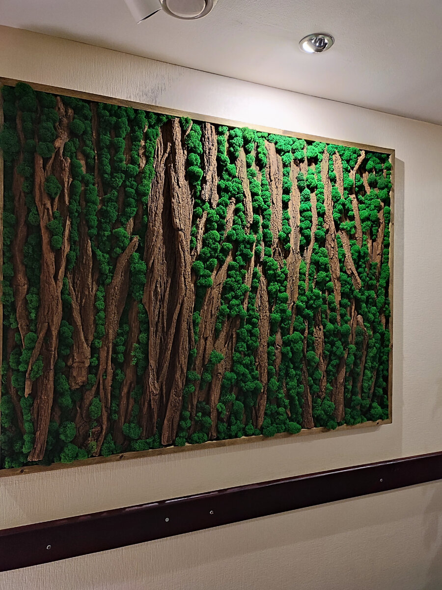 прекрасное зеленое панно на стене в салоне