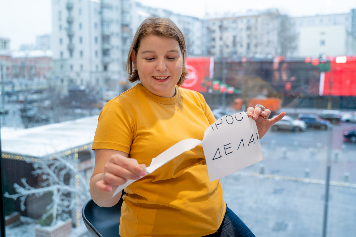 Всем привет! Меня зовут Елена Сокол и я логопед-практик. Я помогаю обычным мамам из нашей с вами жизни заниматься со своими детьми самостоятельно.