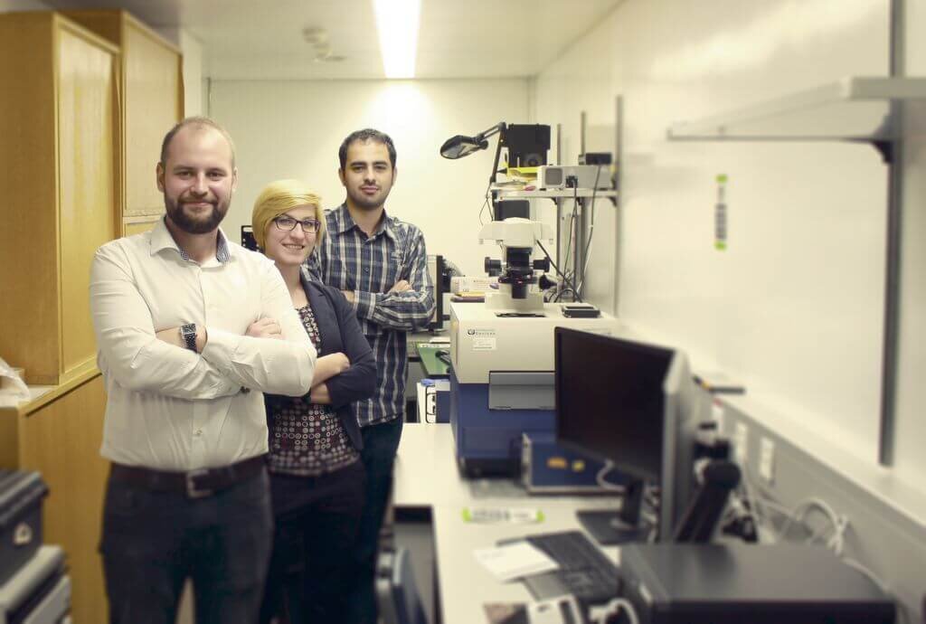 Артур Якимович (слева) с командой и роботизированными микроскопами в Цюрихе
