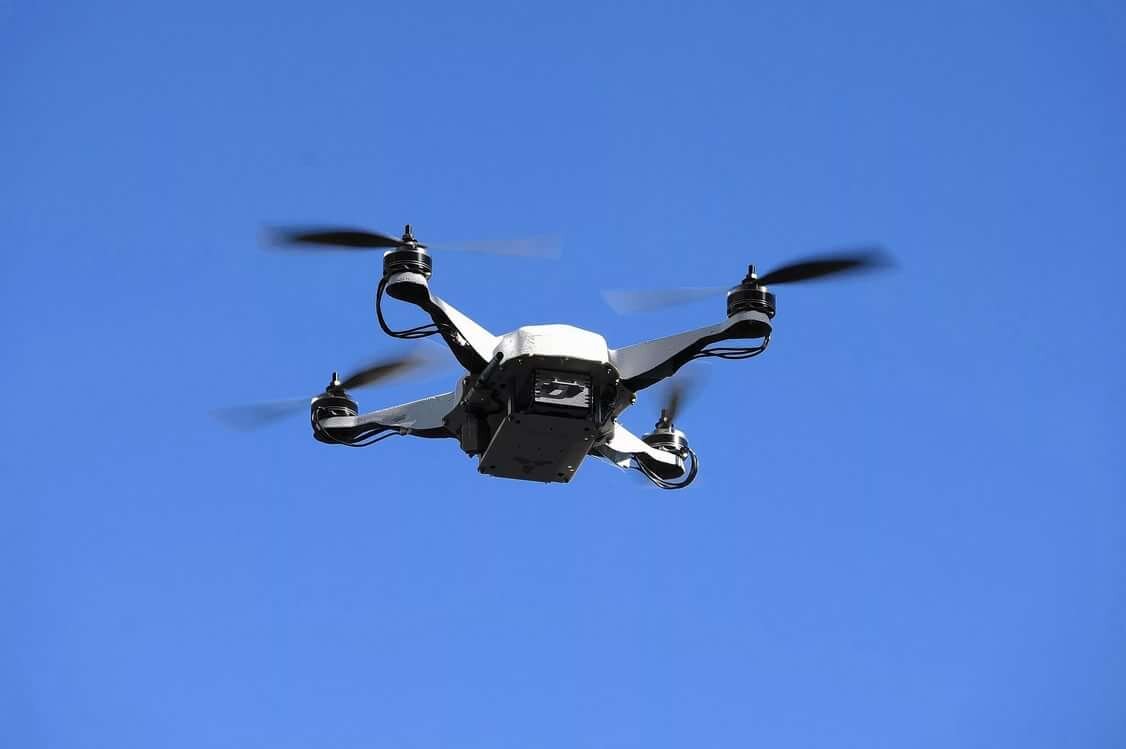 Летят ли дроны. Летающий робот. Летающие роботы дроны. Квадрокоптер летает. Квадрокоптер в небе.