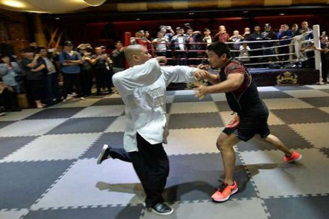 Сюй Сяодун (справа) против очередного мастера кунг-фу.
