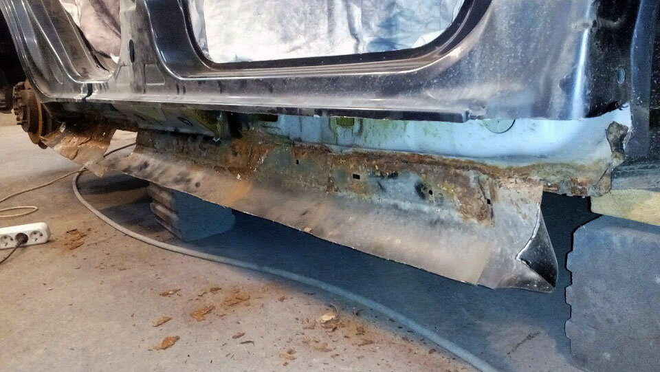 Сгнившие изнутри пороги ФФ2 (фото: drive2.ru/users/grandmasta)