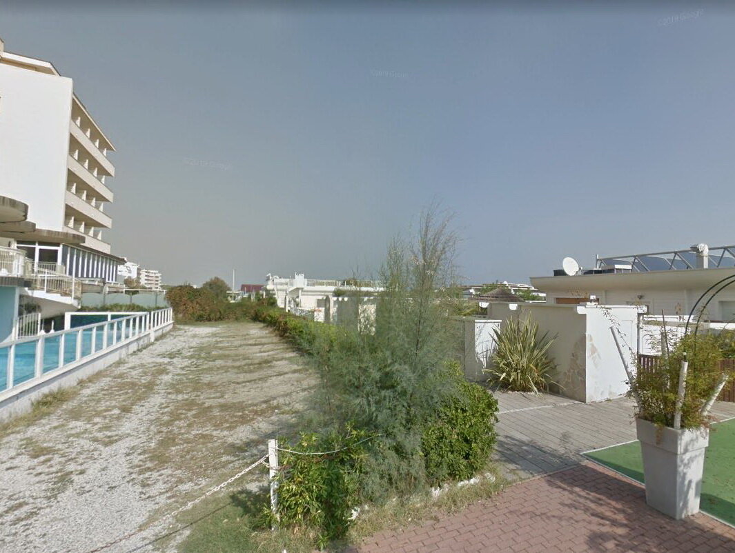 Сплошная полоса отельных пляжей. Фото из открытых источников.