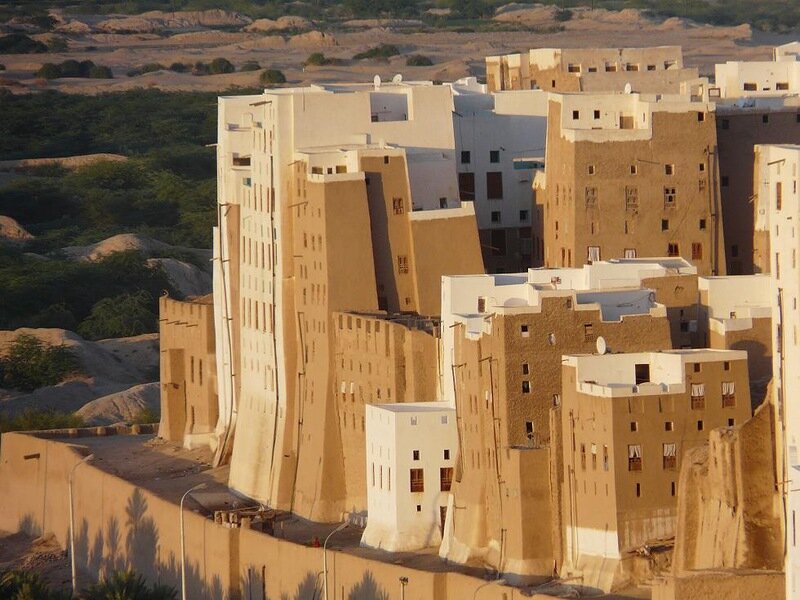 Строительство городов из глины страна. Шибам Хадрамаут. Шибам Хадрамаут Йемен. Глиняные небоскребы Шибама, Йемен. Шибам Хадрамаут, город в Йемене.