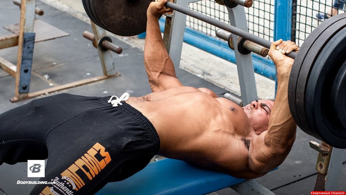 спортсмен со штангой. планка с гирей. скотт олсон кроссфит. тренировка спортсменов. силовые качества.