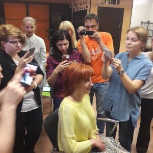 Я с детства испытывала любовь к волосам, стрижкам прическам и решила стать парикмахером.  Закончила курсы парикмахерского искусства и пошла работать в салон, стригла много и с удовольствием. В салоне мне очень повезло с коллективом, в моей смене работало еще два стилиста с огромным стажем и, конечно им уже было лень выполнять обычные стрижки и окрашивания, поэтому все «сливки» доставались мне. Постепенно, обрастая богатой клиентской базой, я поняла, что моя цель «лечить людей» не изменилась, ее прекрасно реализовываю через красивые стрижки, окрашивания, прически, клиенты счастливы и чувствуют себя прекрасно. И не заметно для себя я превратилась в успешного, независимого  человека и стилиста с хорошим постоянным доходом.
