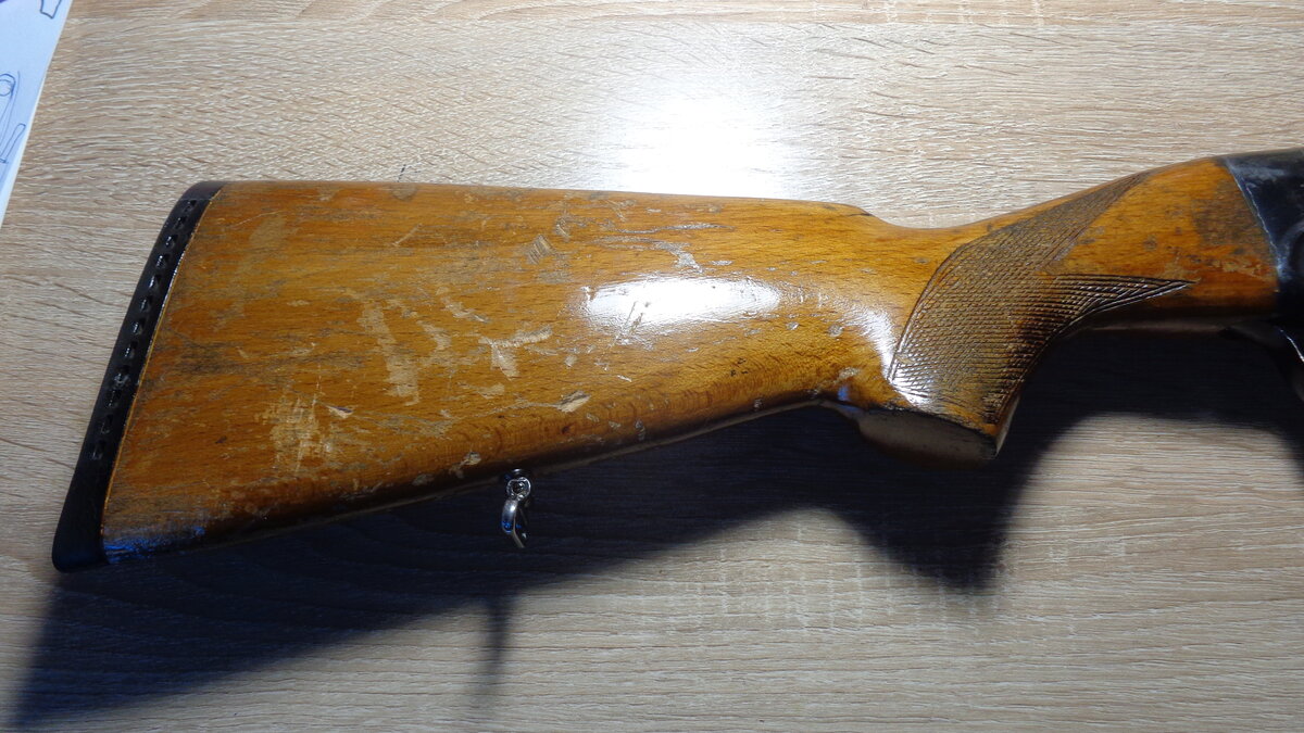 Приклад МЦ-21 после приобретения. Ружье не стояло в сейфе, о чем свидетельствуют царапины лакового покрытия и вмятины и забоины древесины