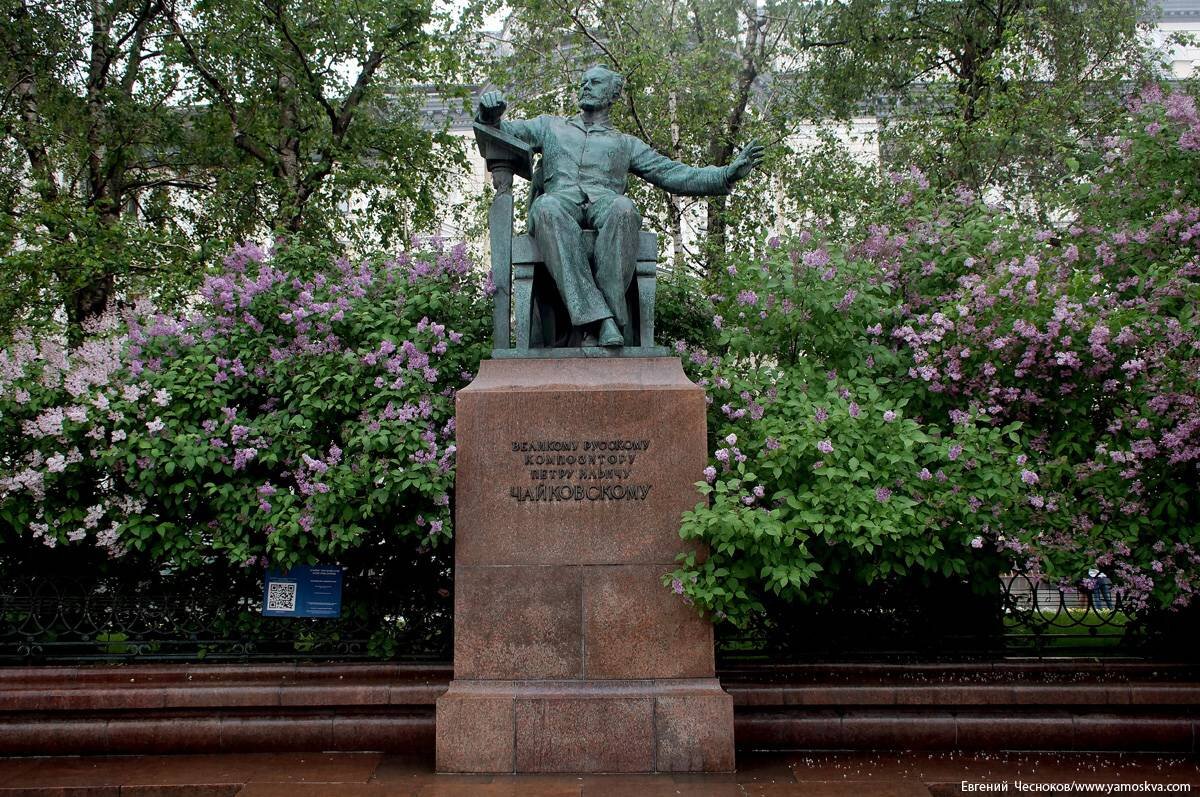 Фото памятника чайковскому в москве