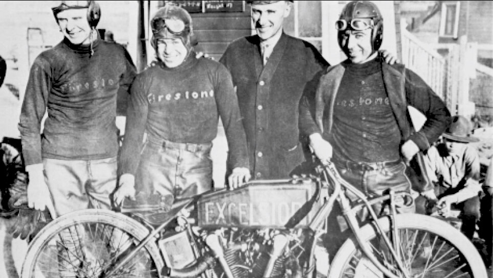 Заводская гоночная команда Excelsior с OHC V-twin’ом на базе двигателя Cyclone. Всего было сделано несколько штук, т.к. двигатель Excelsior с впускным клапаном над выпускным (IoE) оказался таким же быстрым и намного более надежным, чем верхневальная конструкция испытывавшая постоянное масляное голодание [Mecum]