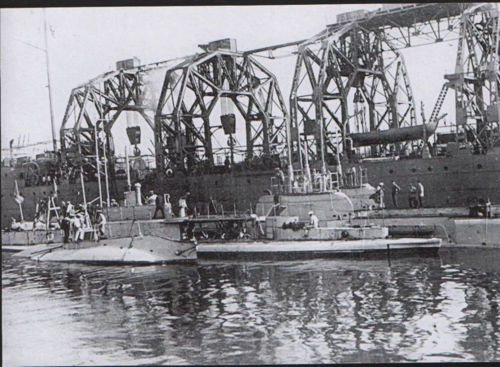 Это судно было построено в 1916 году. Спасательное судно «Волхов(коммуна)». Коммуна спасательное судно 1942. Корабль Николая 2 "Волхов. Коммуна Волхов 1915