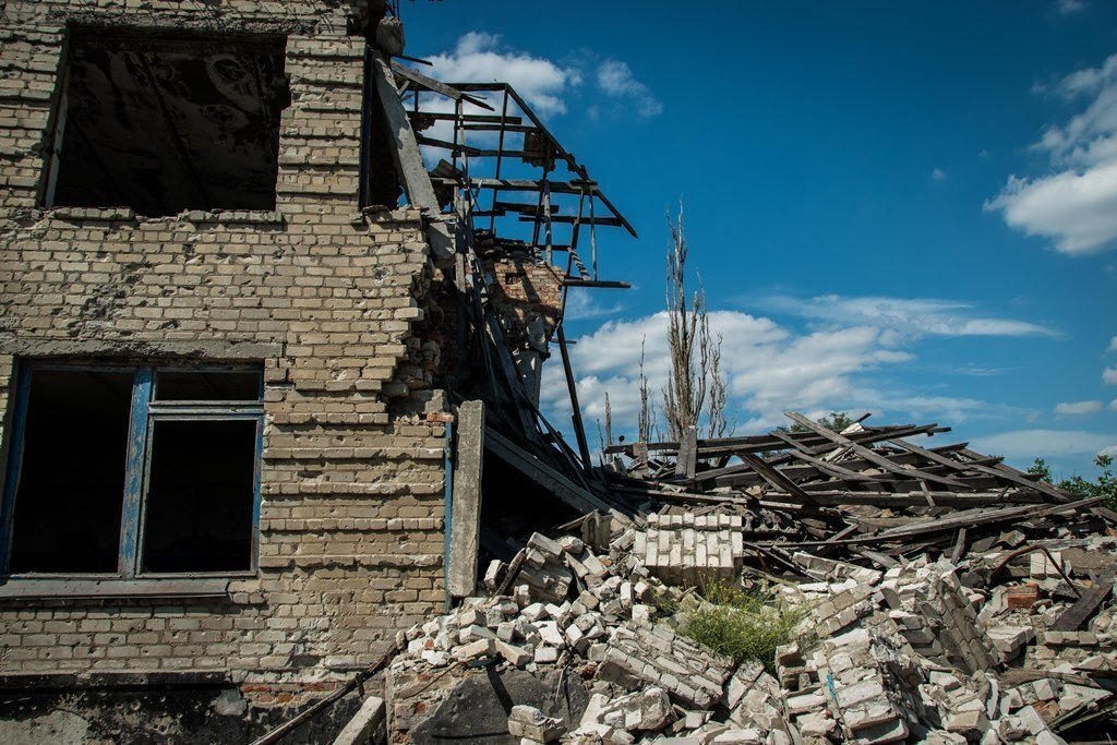 Руины на месте боевых действий.