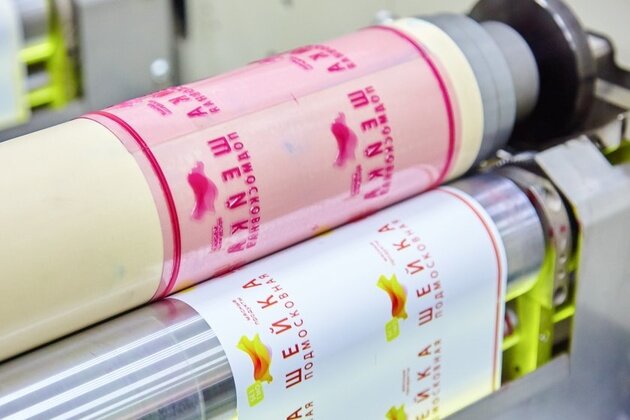 наклеенаая клише(флексо форма ) во время печати