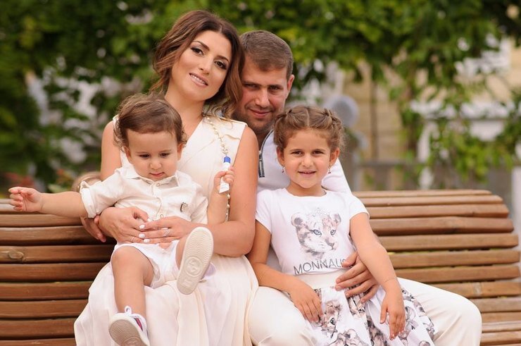 У пары двое детей: дочь Рита(7) и сын Мирон (3) Источник фото aplo.spb.ru