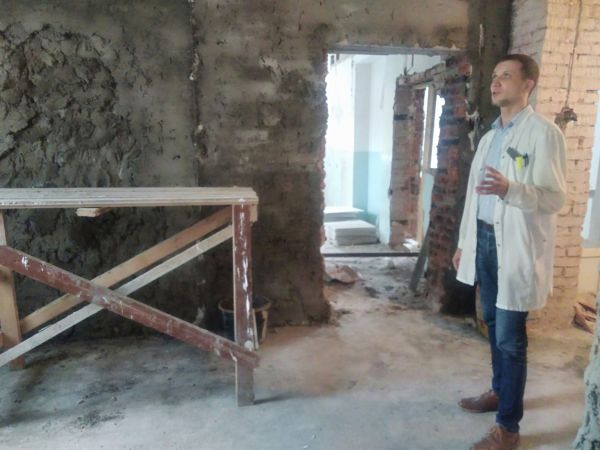 В Крестецкой ЦРБ ремонт идёт на средства спонсора. Когда работы будут завершены, в бывшем терапевтическом разместится детское отделение
