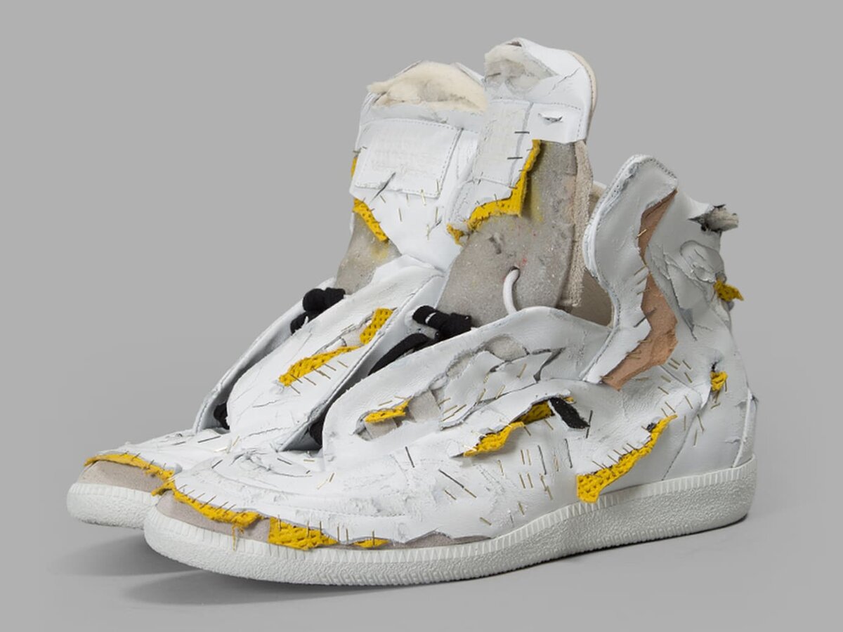 Модель называется Maison Margiela Destroyed Future Sneaker Sole Collector - $1.425.  
(Это не рваные, это целые! Точнее, конечно, рваные, но новые, так продаются)