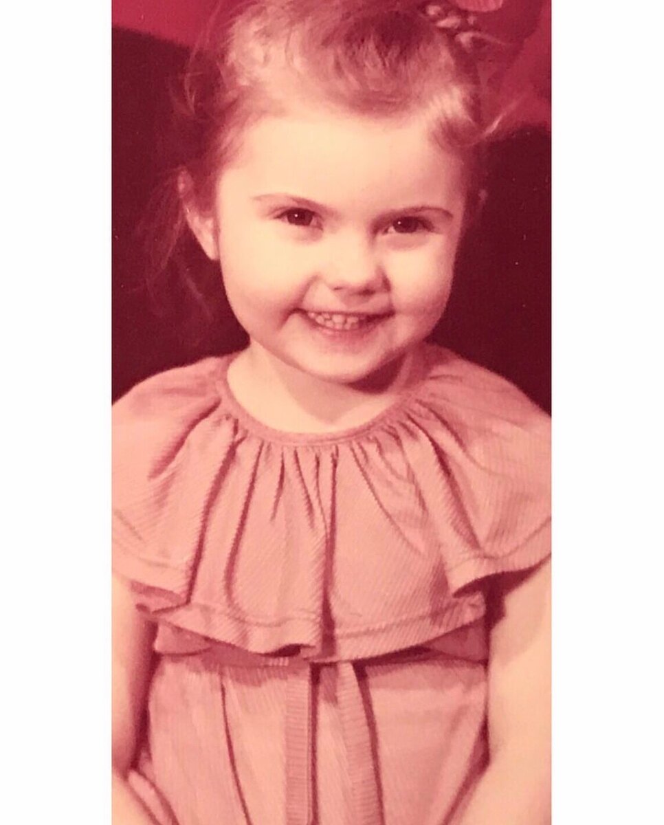 Но даже предпочитая футбол куклам, тусовку с мальчишками и гаражную жизнь - вместо прогулок с девочками - я старалась улыбаться во все свои зубы - они мне нравились всегда)))