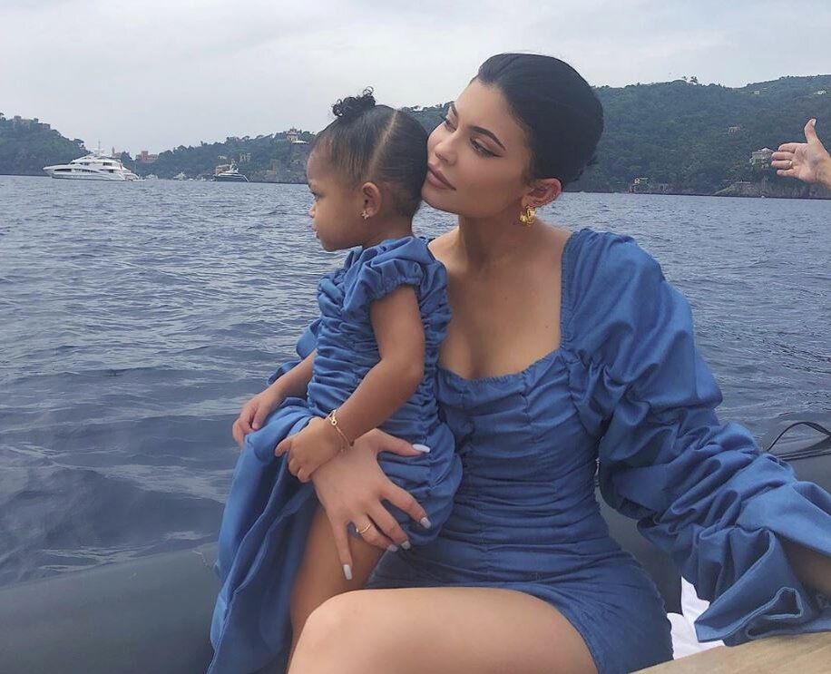 Кайли Дженнер с дочерью Сторми. Фото:  instagram.com/kyliejenner