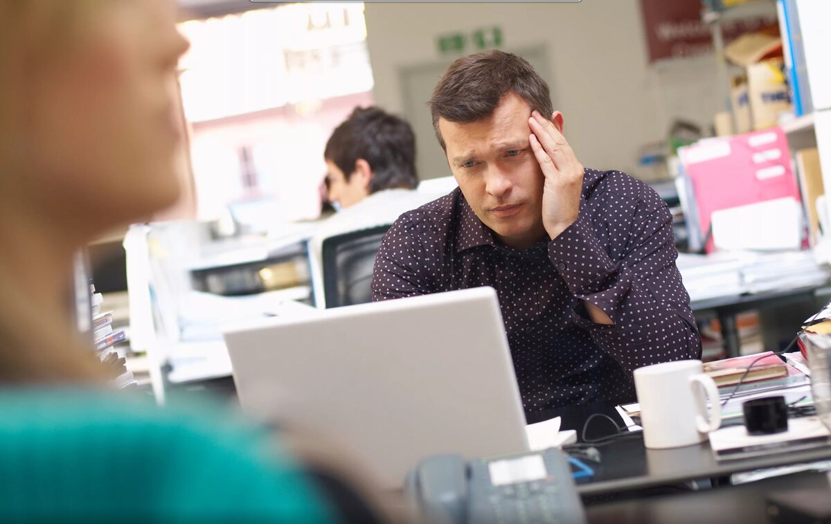 злой начальник. Bad work. человек на работе. ленивый человек на работе. ленивый человек в офисе.