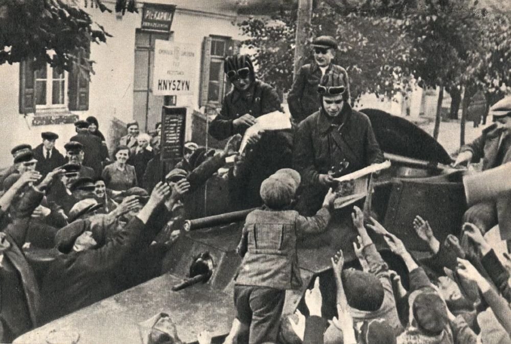  Население Западной Украины встречает бойцов РККА, сентябрь 1939 года. Фото: tehnowar.ru. 