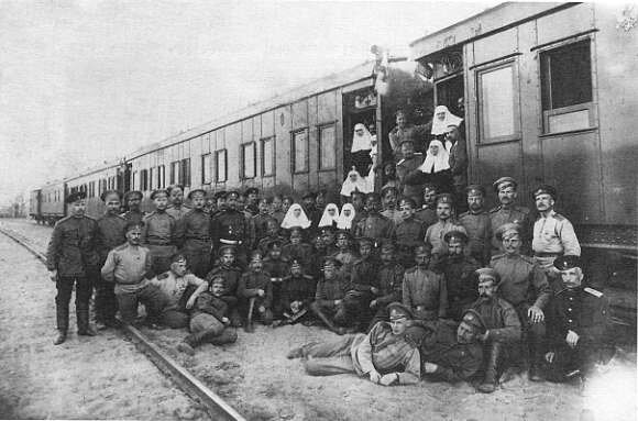 Групповой снимок персонала и команды поезда 7 июня 1916 г. на ст. Новоселицы, на границе России, Румынии и Австро-Венгрии рядом с г. Черновцы. На переднем плане фотографии - Сергей Есенин. 