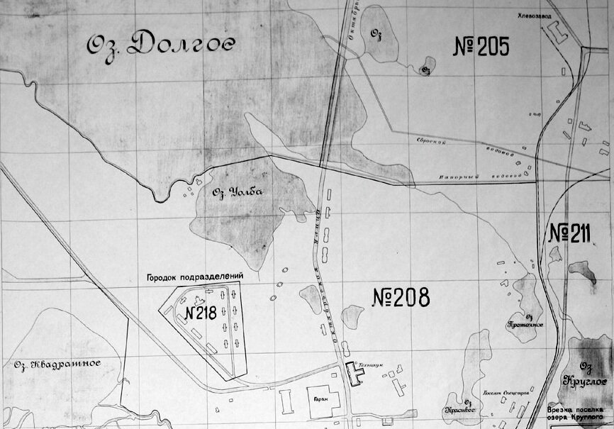 01. Для большей локализации названия предлагаю взглянуть на фрагмент старой схемы Норильска, примерно, 1946 года. Мы видим, что Соцгород - это часть ул. Октябрьская от первого здания техникума до дамбы через озеро Долгое.

