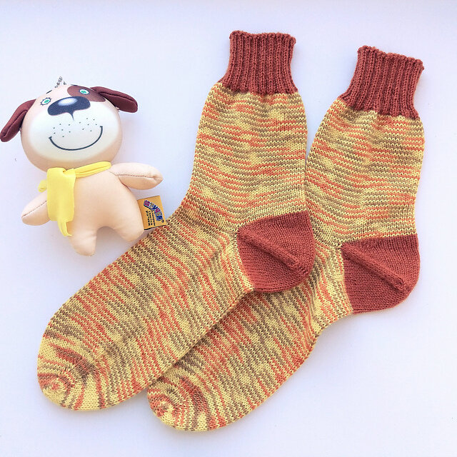 А такая пестрая расцветка у Adelia Jake. https://www.ravelry.com/projects/foton1977/lollypop-socks