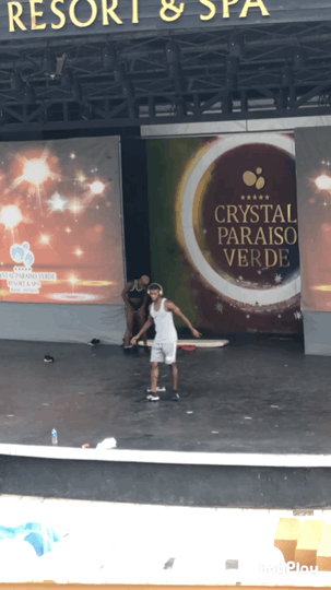 Несмотря на непогоду аниматоры все равно репетировали шоу. Вот по человеку сразу видно он любит, то что делает. Погода ему не помеха.