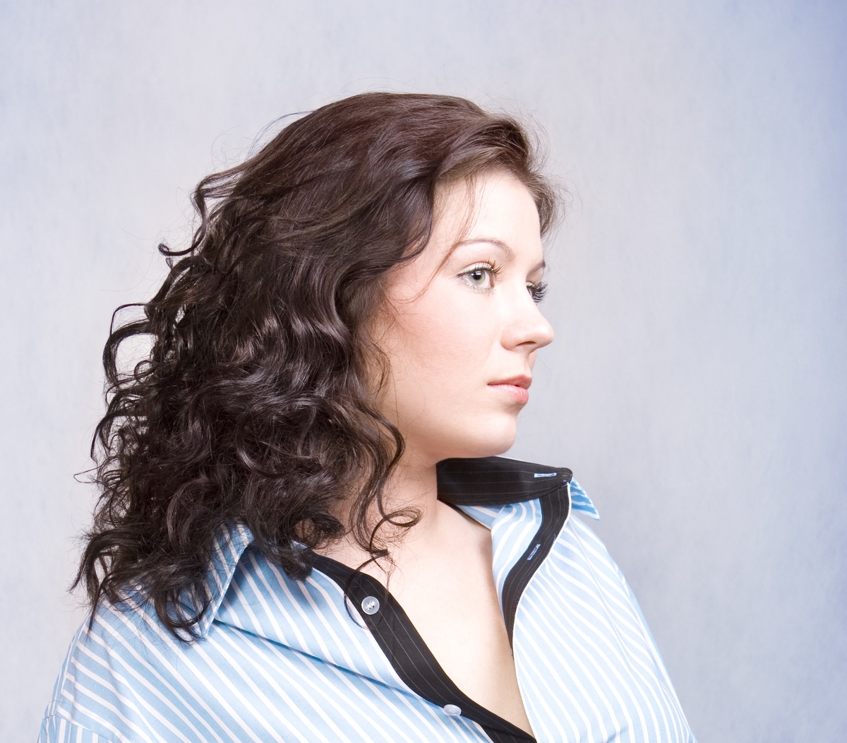 Каждая девушка хоть раз ловила себя на желании отрастить локоны, как у Рапунцель. Но всем известный факт заключается в том, что процесс этот довольно долгий и уж точно не самый простой. Если Рапунцель её шевелюра была дарована природой, то реальным девушкам приходится довольствоваться лишь генетикой или серьёзным и постоянным уходом, поддерживающим состояние волос. Но не стоит отчаиваться - лучше внимательно изучить рецепты масок, способных сотворить с волосами чудеса и ускорить их рост.