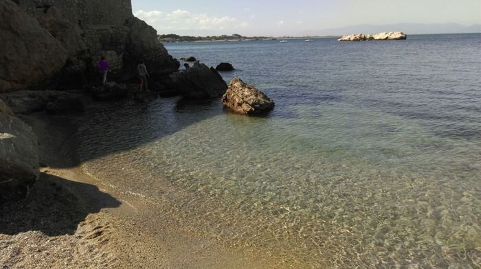 Вода в некоторых местах Коста Брава очень холодная и находится не много желающих войти в море. Фото Натали Киреевой