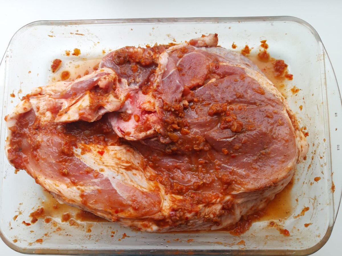 Вот так выглядит мяско, после обмазки, аджики я не жалею