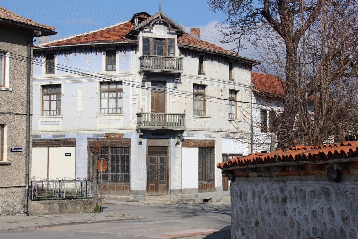 В городе есть и вот такие совершенно старинные городские дома, прилично сохранившиеся, но к сожалению, конечно, не реставрированные. Понятно, что на такую роскошь у городка нет средств. 