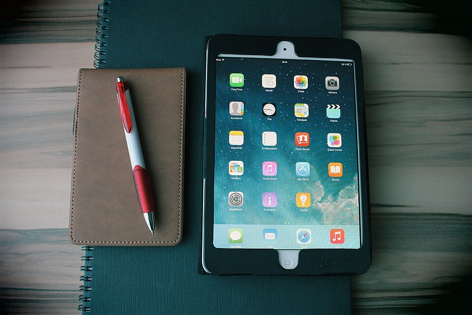 https://cdn.pixabay.com/photo/2015/01/15/18/17/ipad-600642_960_720.jpg